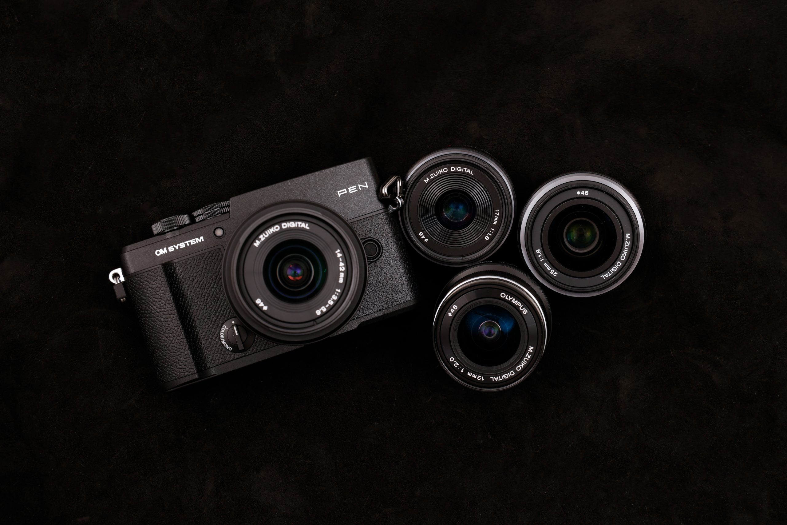 OM SYSTEM PENとM.ZUIKO DIGITAL交換レンズ3本を並べた外観