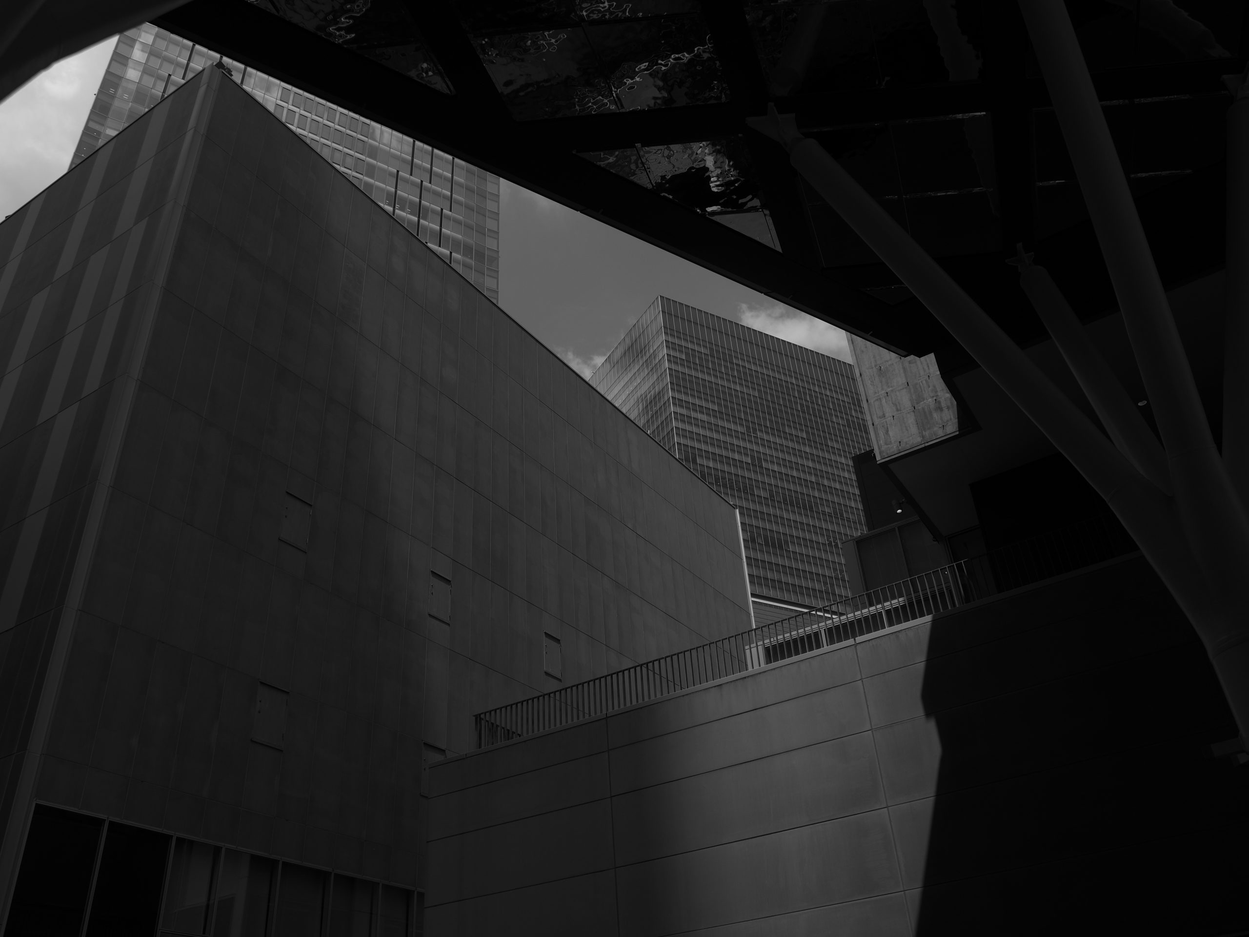 建築物の直線と光と影を捉えたモノクロ写真