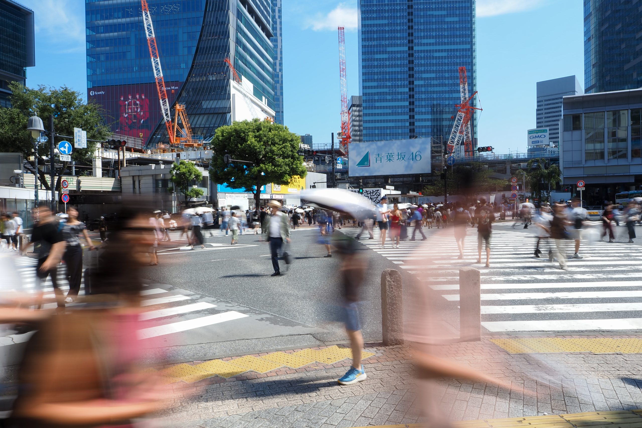 ライブNDで行き交う人々の動きを表現した交差点
