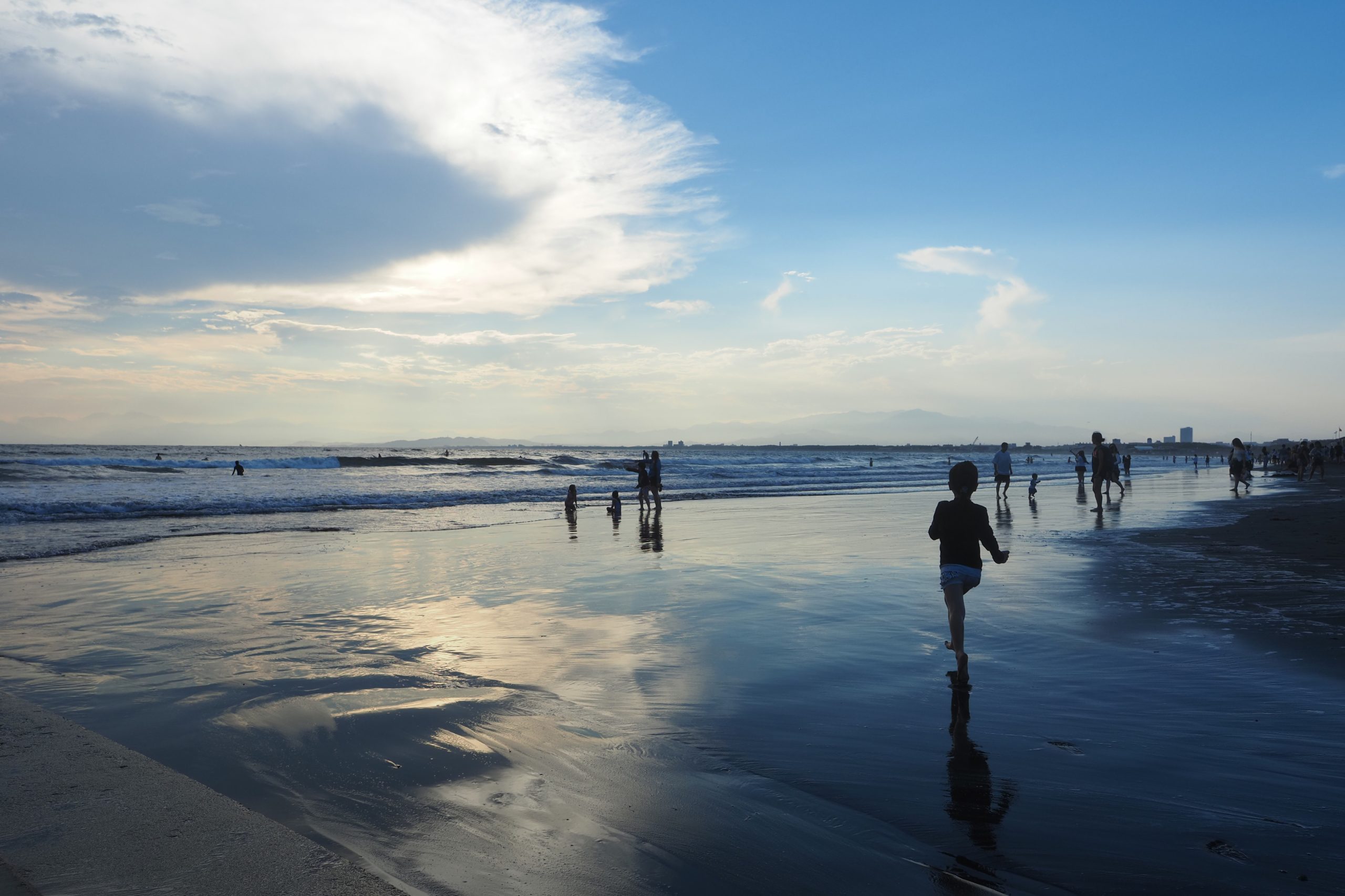 海辺を走る少年をAFで追尾した連続撮影1