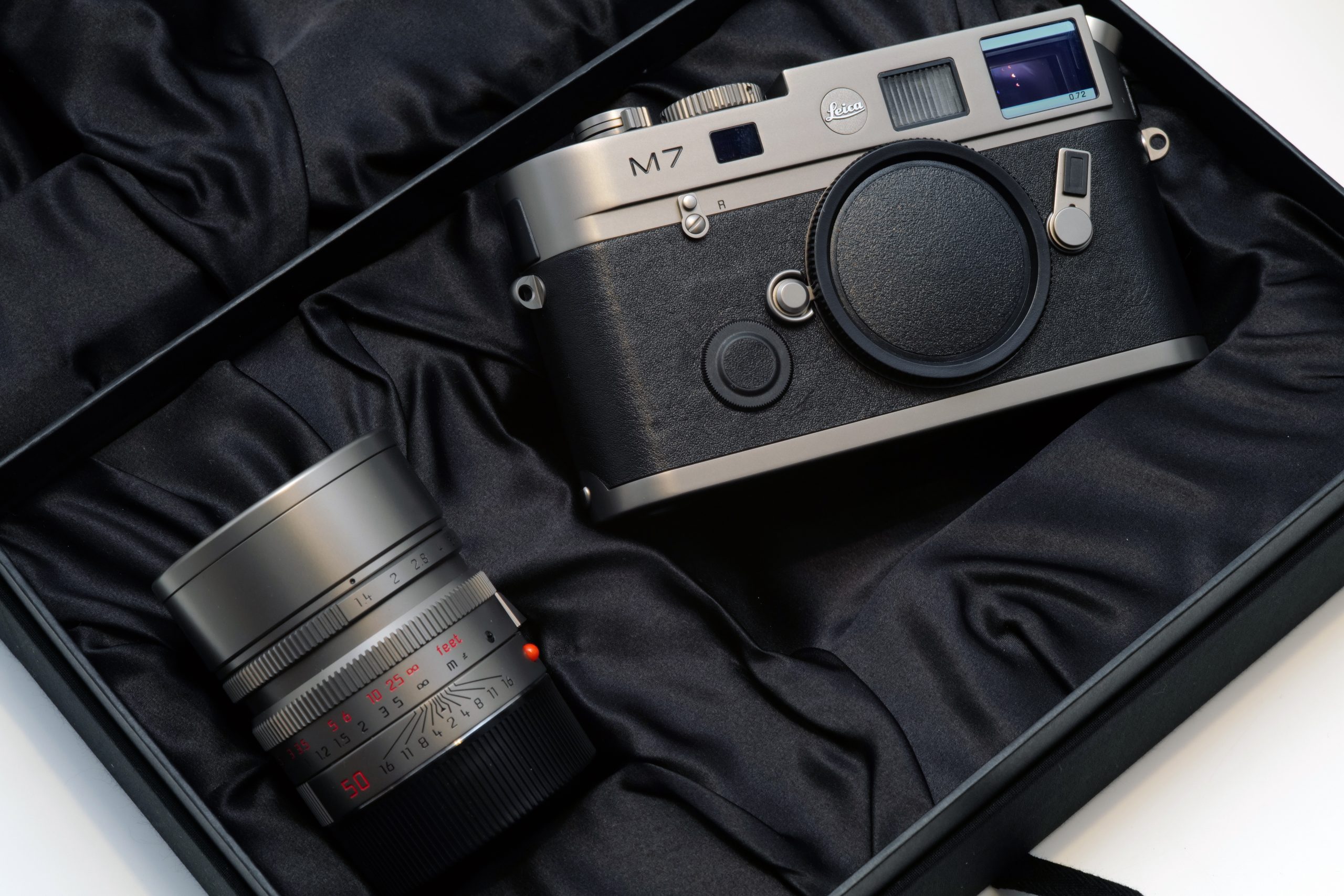 Leica】利便性を兼ね備えた、強靭な限定モデル | THE MAP TIMES