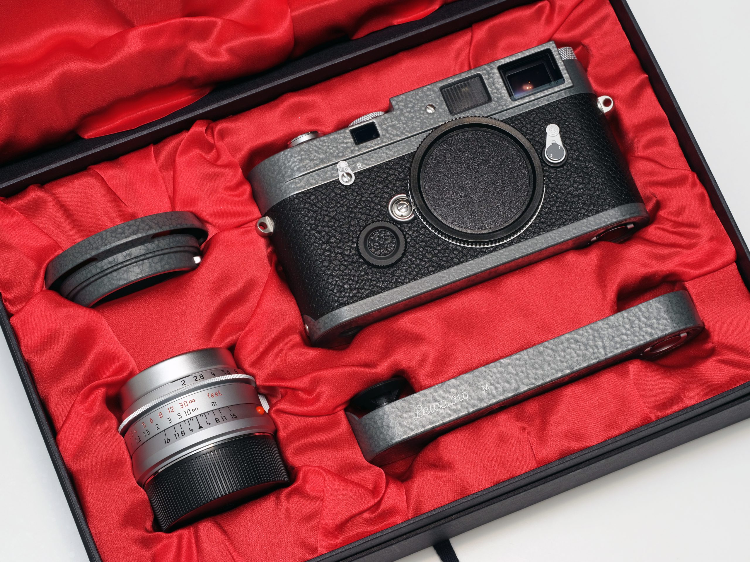 Leica】実用性と伝統を兼ね備えた特別モデル | THE MAP TIMES