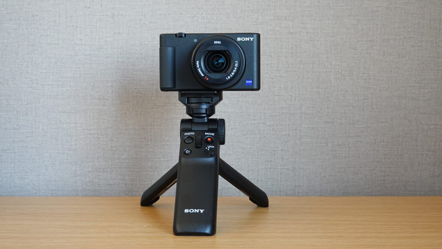 small canon vlogging camera