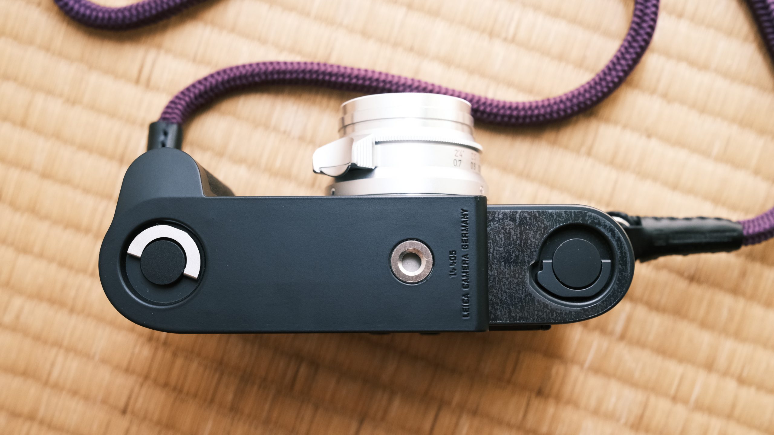 Leica】ハンドグリップ14405でカメラをかっこよく持ち歩く | THE MAP TIMES