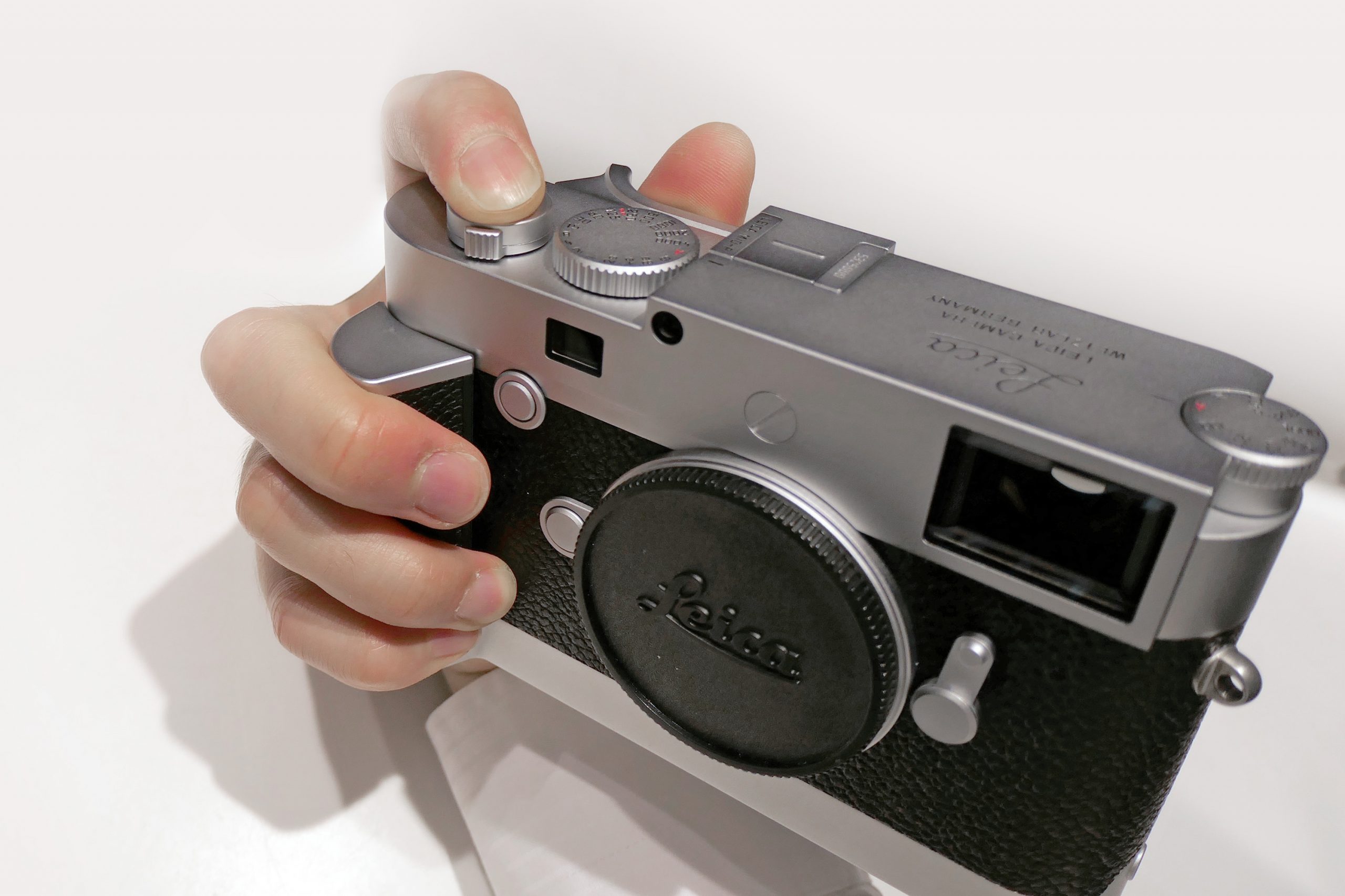 Leica】サムレストとハンドグリップでしっかり”握る” | THE MAP TIMES