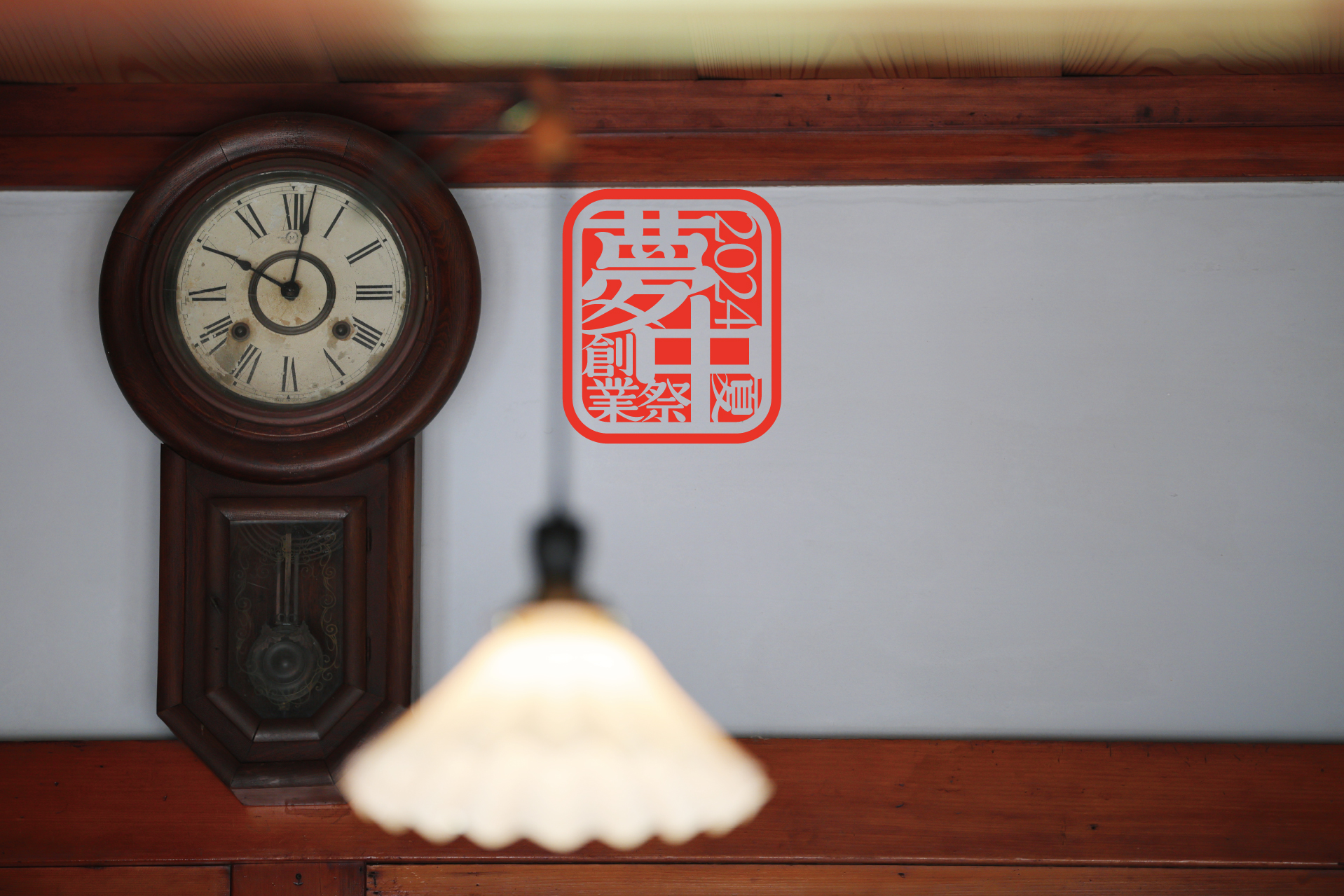 K18 R0.86 D0.28(片方)写真ではわかり難いですが綺麗な赤色です 予約商品》【K18】漆ピアス 赤 楕円リング 朱漆 金粉蒔きぼかし