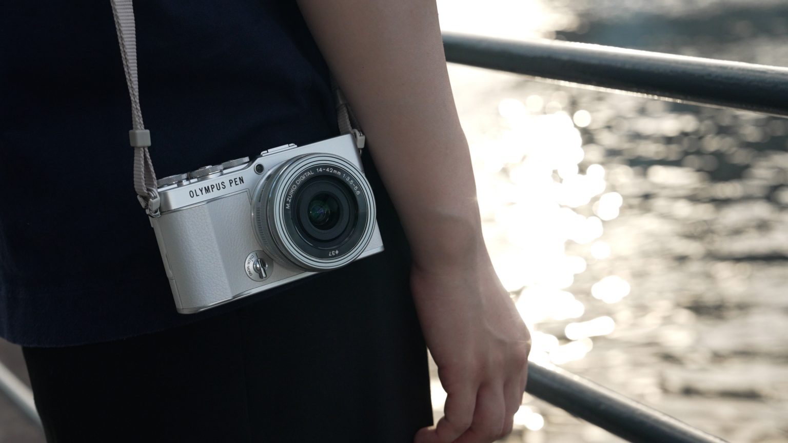 【人気の秘密に迫る】スタイリッシュなデザインが魅力の『OLYMPUS PEN E-P7』を動画でご紹介します