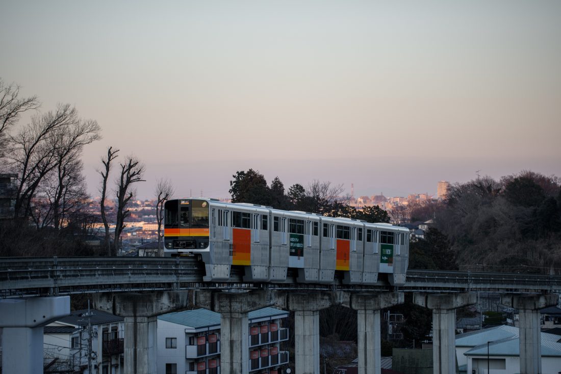 Nikon D500とSIGMA Art 50-100mm F1.8 DC HSMで撮影した作例。夕焼けの背景の中モノレールが走っている。