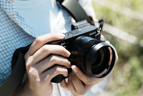 【SONY】約9年半の時を経て、洗練された「フルサイズ」コンパクトカメラ