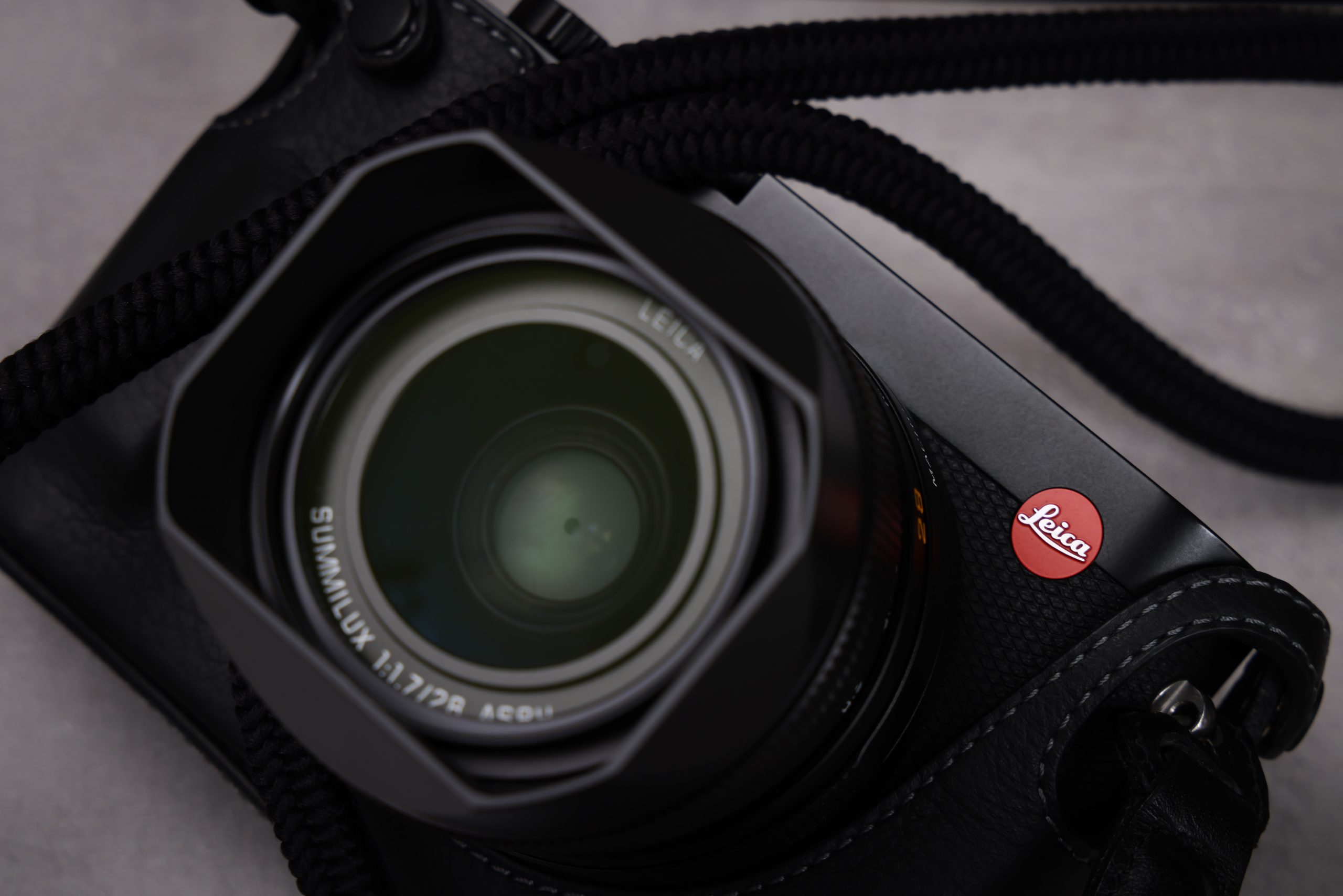 LeicaQ3のマップカメラオリジナルセット「Q3エッセンシャルキット」の物撮り。ライカの高級感溢れるメタルな質感とライカロゴを意識して撮影しました。