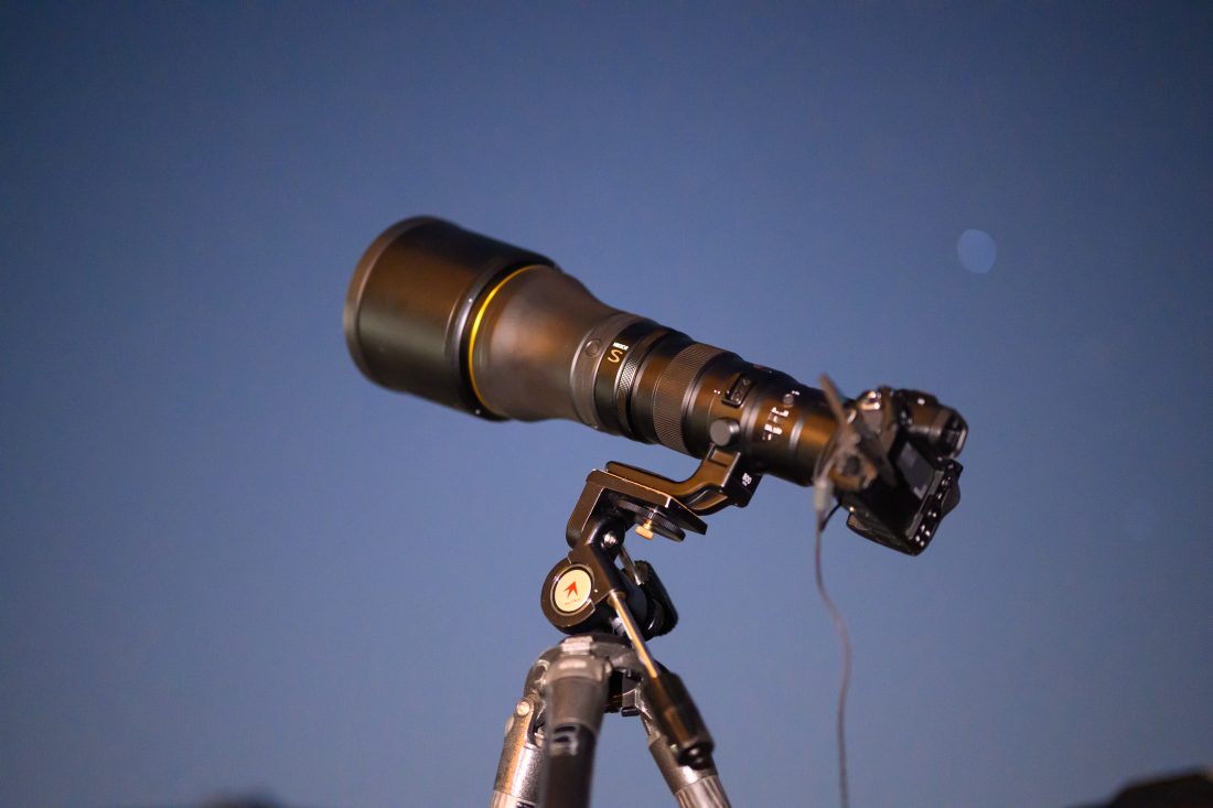 Nikon Z6IIIにNIKKOR Z 800mm F6.3を装着した様子。夜に三脚に据えて天体を撮影している。