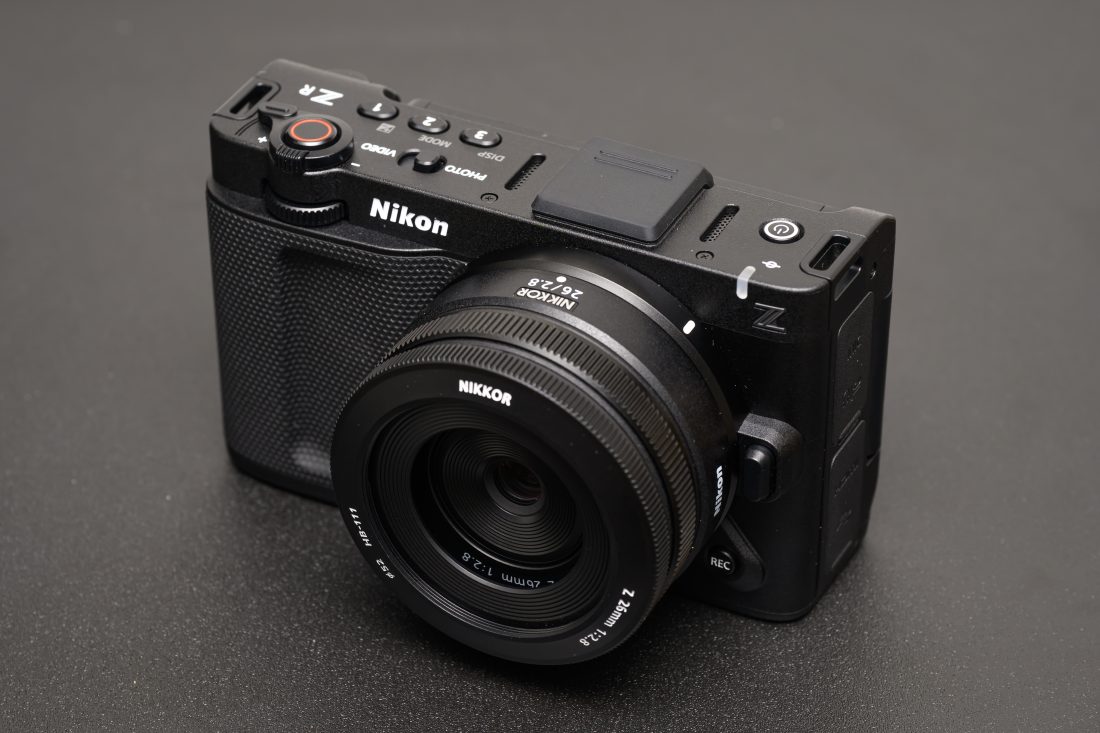 Nikon ZRにNIKKOR Z 26mm F2.8を装着した様子