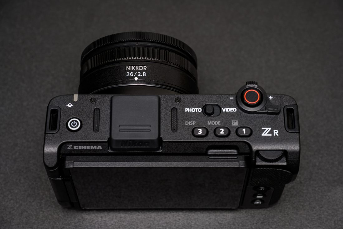 Nikon ZRにNIKKOR Z 26mm F2.8を装着した様子