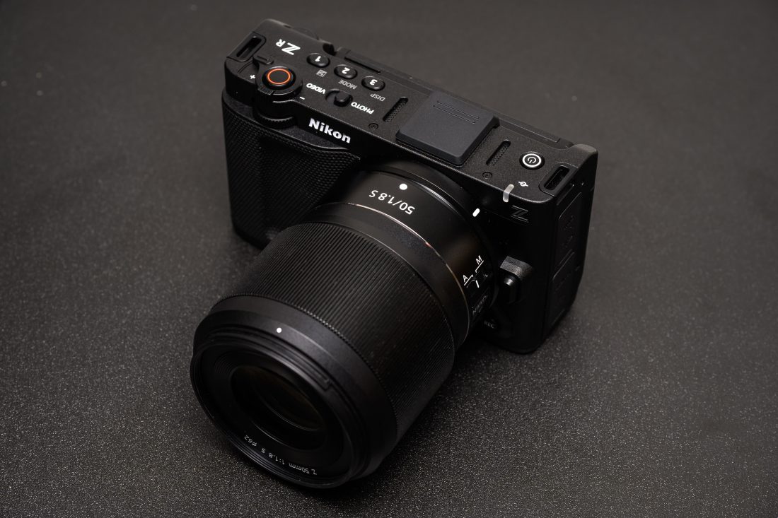 Nikon ZRにNIKKOR Z 50mm F1.8 Sを装着した様子