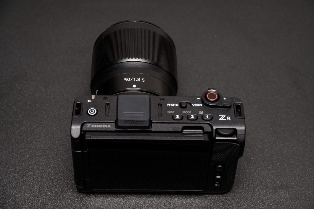 Nikon ZRにNIKKOR Z 50mm F1.8 Sを装着した様子