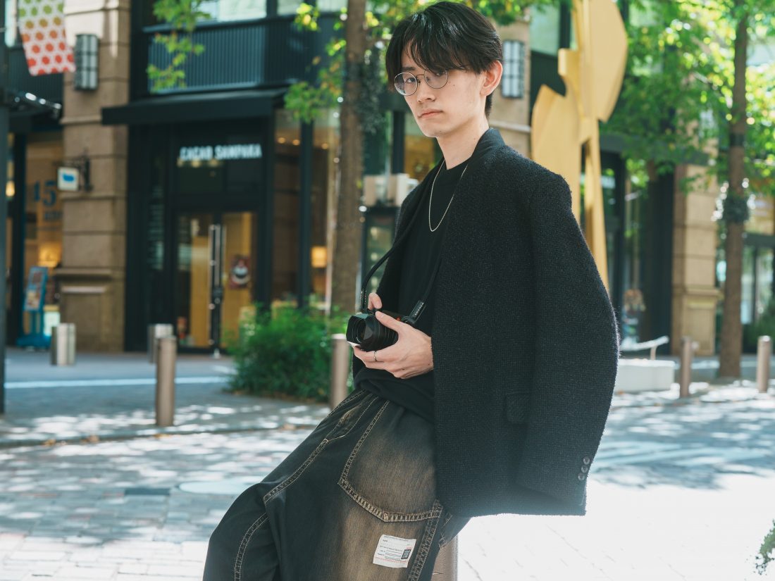 SIDE SLOPE ウーステッドウールプルオーバーニット&CINOH ファンシーツイードノーカラージャケットとMaison MIHARA YASUHIRO ライトデニムパンツの組み合わせ