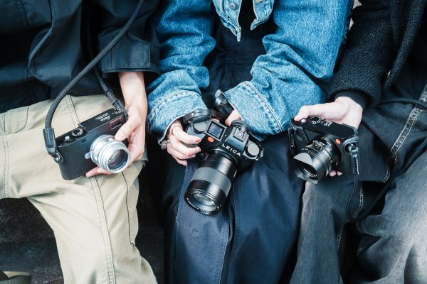 【2025年】Leica × fashion 「M11-P・SL3・Q3」と合わせる大人コーディネート「秋編」 | LOOK BOOK Vol.2