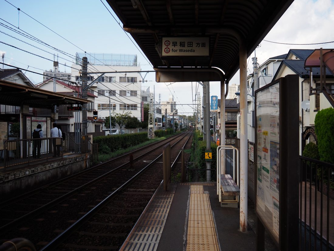 OLYMPUS PEN E-P7+M.ZUIKO DIGITAL ED 14-42mm F3.5-5.6 EZで撮影した駅のホームでのスナップ写真