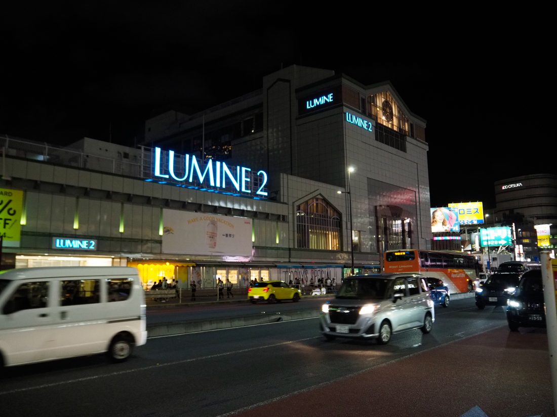 OLYMPUS PEN E-P7+M.ZUIKO DIGITAL ED 14-42mm F3.5-5.6 EZで撮影した夜の新宿駅