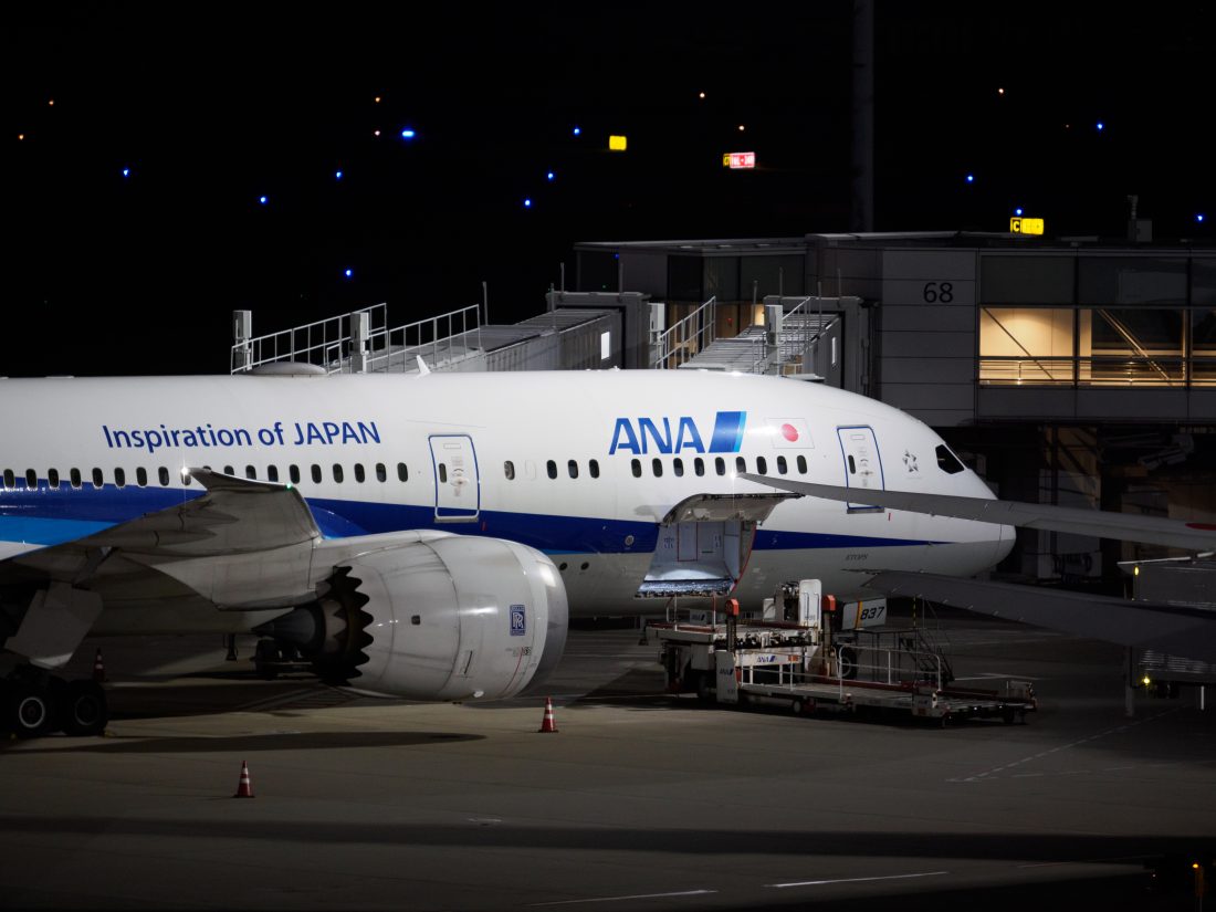 OLYMPUS PEN E-P7+M.ZUIKO DIGITAL ED 50-200mm F2.8 IS PROで撮影した夜の空港と飛行機2