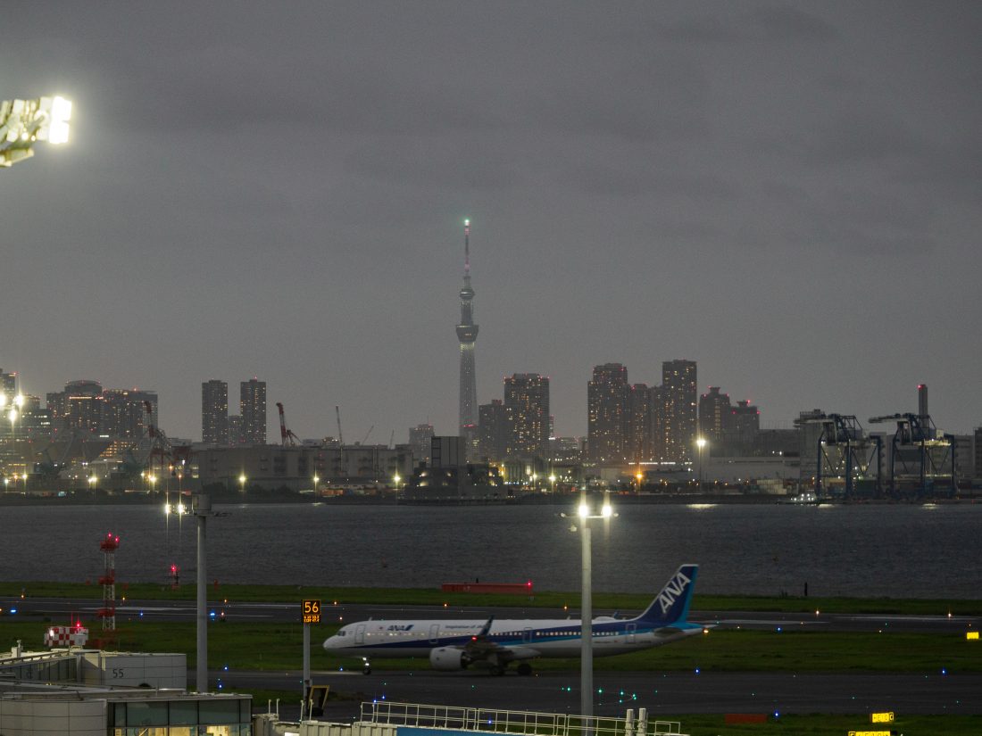 M.ZUIKO DIGITAL ED 50-200mm F2.8 IS PROで撮影した空港の遠景。