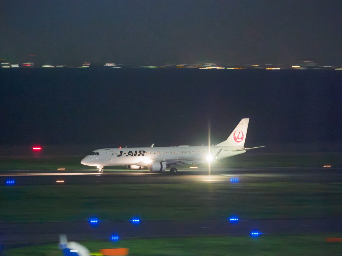 OLYMPUS PEN E-P7+M.ZUIKO DIGITAL ED 50-200mm F2.8 IS PROで撮影した夜の空港と飛行機