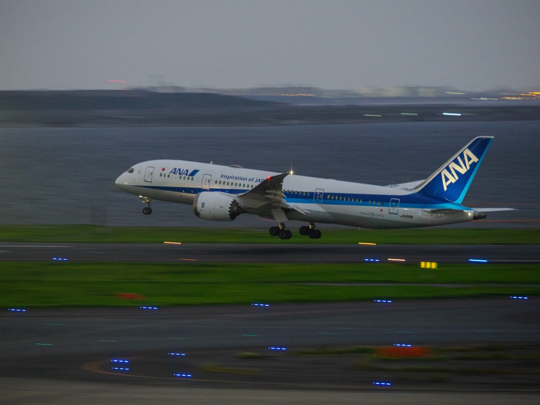M.ZUIKO DIGITAL ED 50-200mm F2.8 IS PROで撮影したANA飛行機の流し撮り写真。