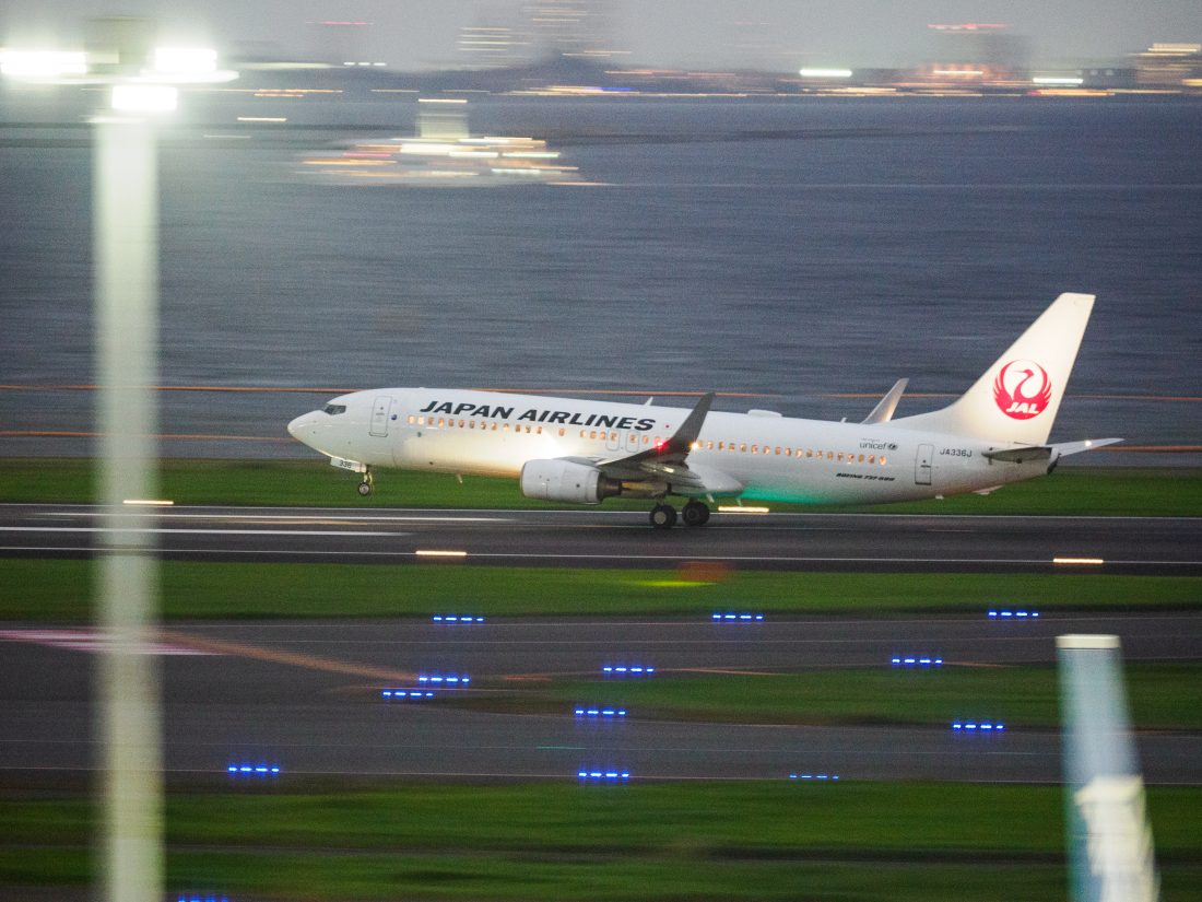 M.ZUIKO DIGITAL ED 50-200mm F2.8 IS PROで撮影したJAL飛行機の流し撮り写真。