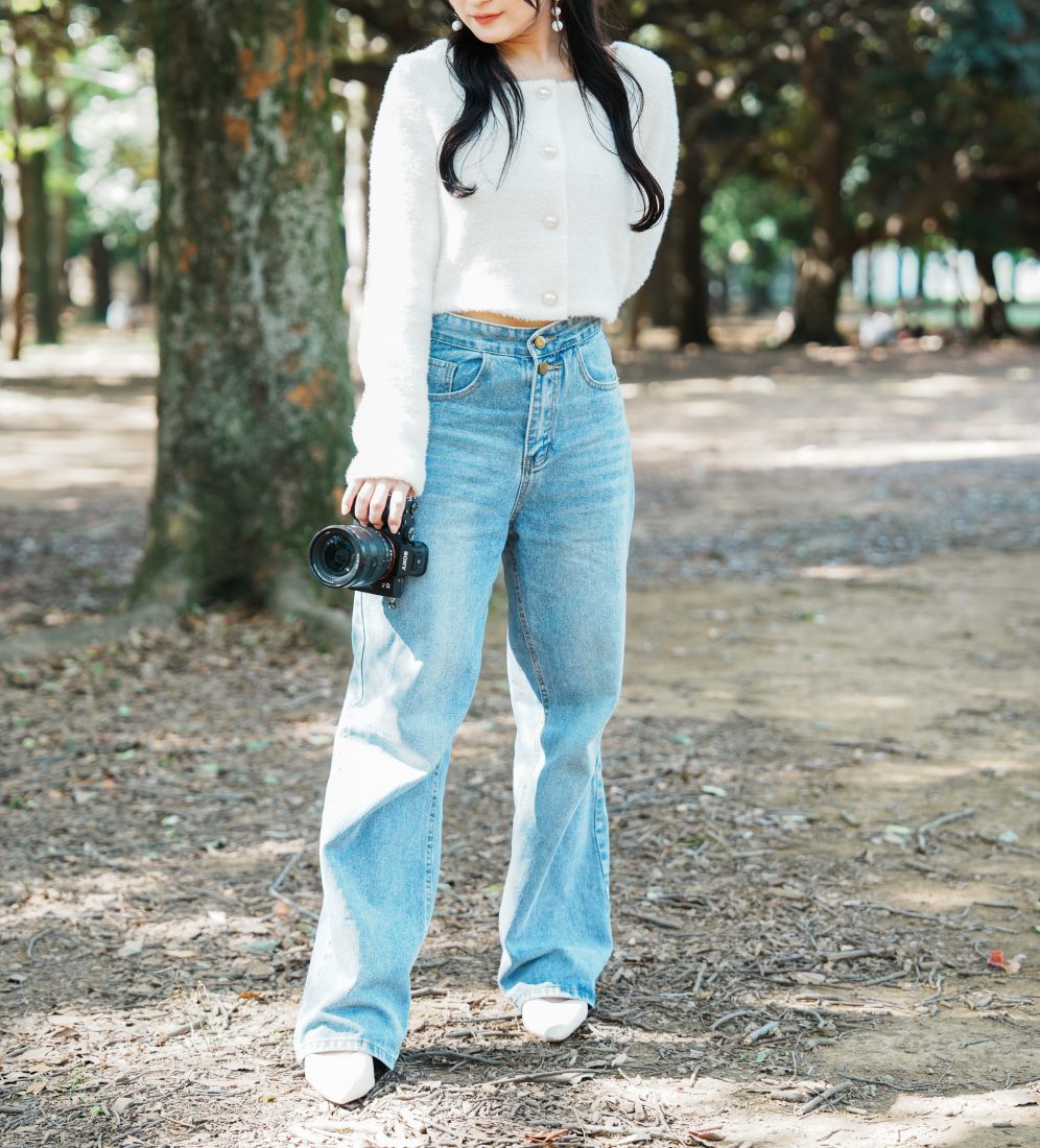 SONY α7Ⅲを持ってDAZYのトップスとHoneyspotのデニムとBorgaの靴を履いた女性のポートレート