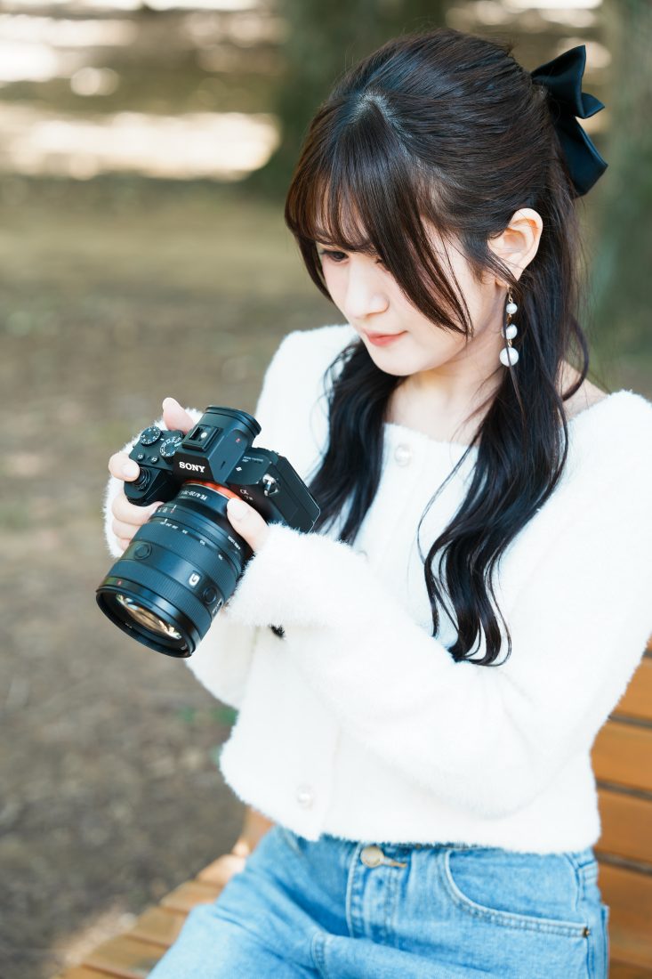 SONY α7Ⅲを持ったDAZYのトップスとHoneyspotのデニムとBorgaの靴を履いた女性のポートレート写真