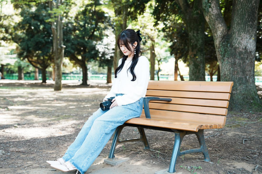 DAZYのトップスとHoneyspotのデニムとBorgaの靴を履いた女性のポートレート写真