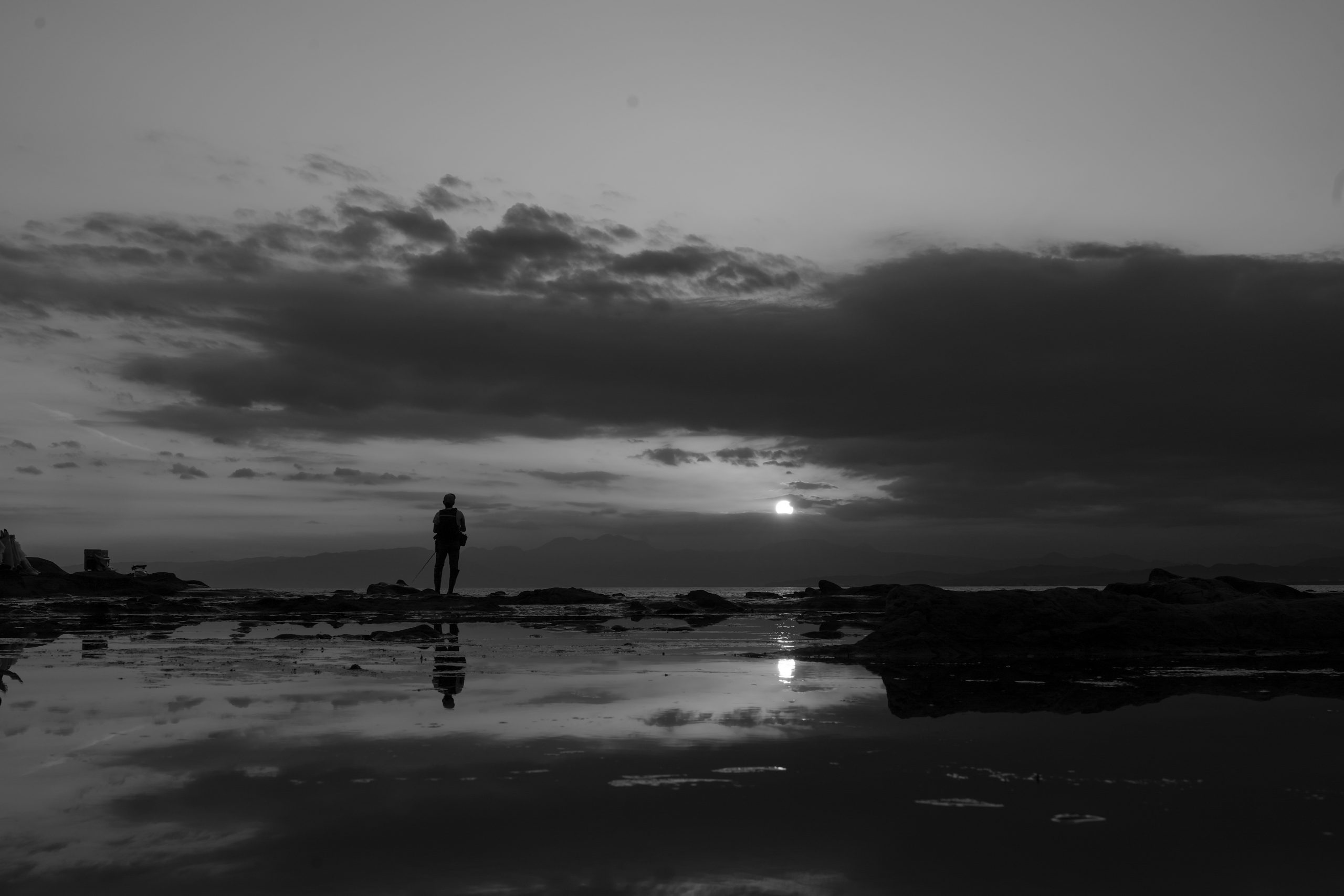 α7IVで撮った江ノ島からの夕景(モノクロ)