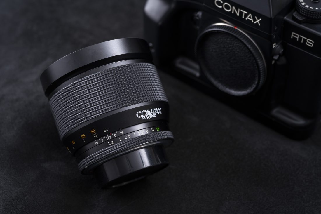 「CONTAX Carl Zeiss 85mm F1.2 MM」と「CONTAX RTSⅢ」の物撮り写真