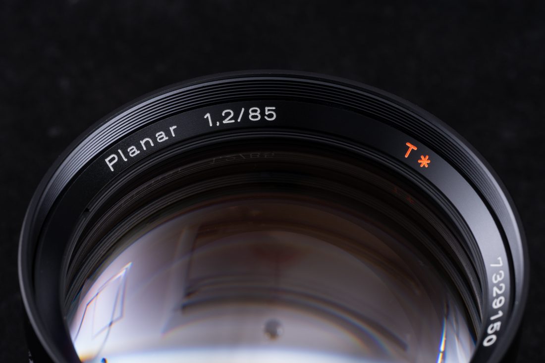 CONTAXのオールドレンズ「CONTAX Carl Zeiss 85mm F1.2 MM」の外観写真・レンズ付近