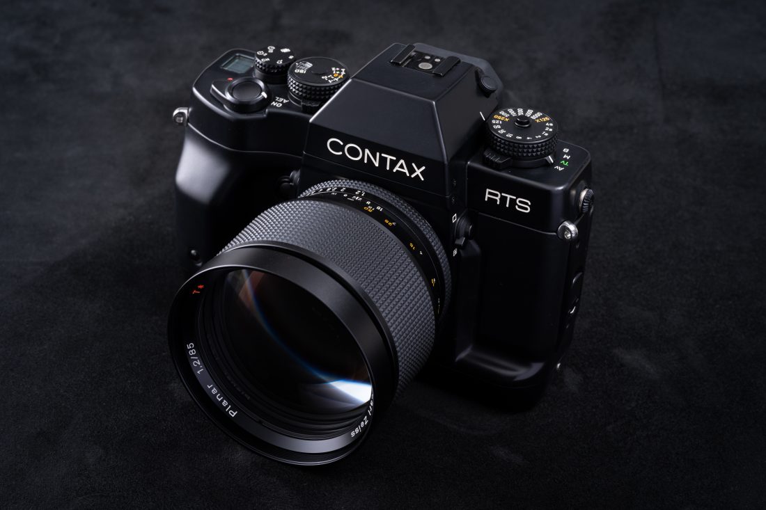 「CONTAX Carl Zeiss 85mm F1.2 MM」を「CONTAX RTSⅢ」に取り付けた、物撮り写真