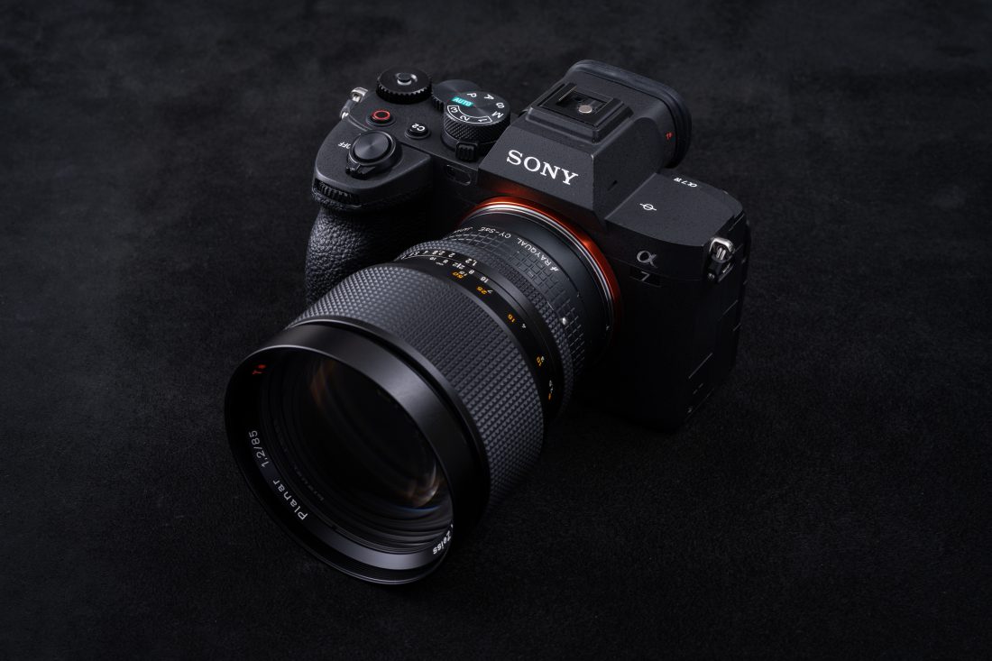 「CONTAX Carl Zeiss 85mm F1.2 MM」を「SONY α7Ⅳ」に取り付けた、物撮り写真