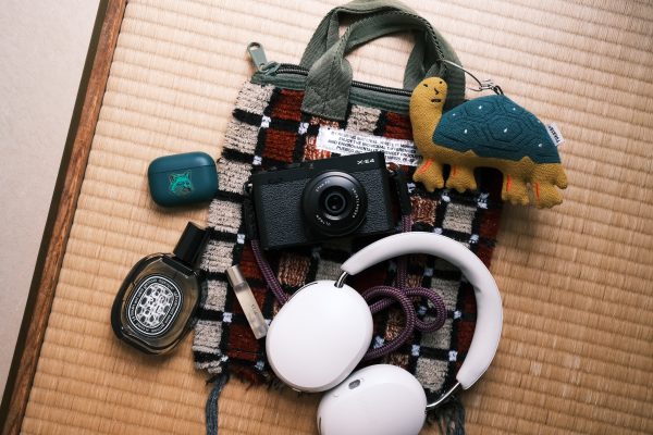 【FUJIFILM】感性を刺激してくれる「X-E4」というカメラと一緒に持ち歩くカバンの中身たち