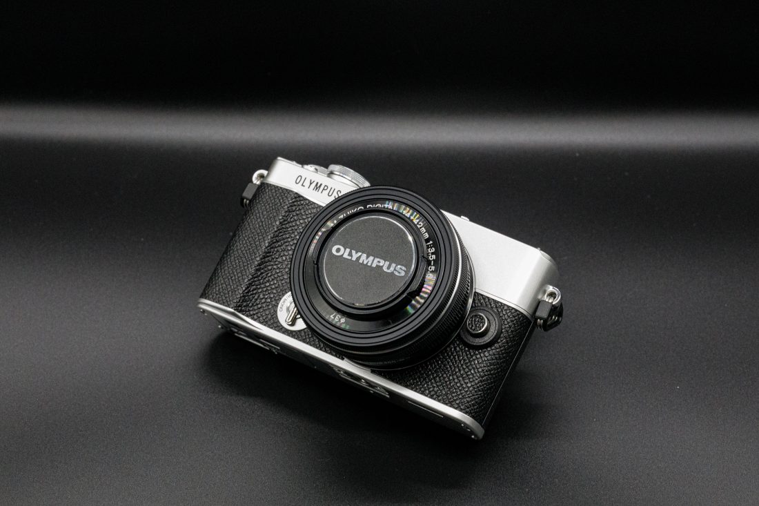 E-P7と標準ズームレンズの外観写真
