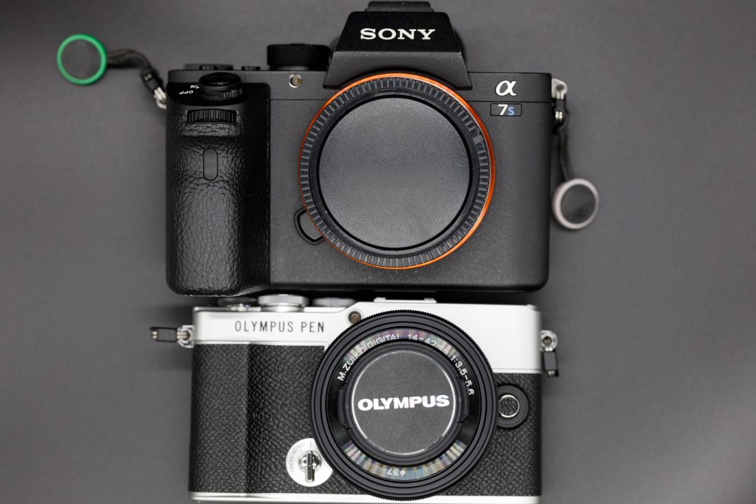 E-P7とフルサイズカメラとのサイズ比較