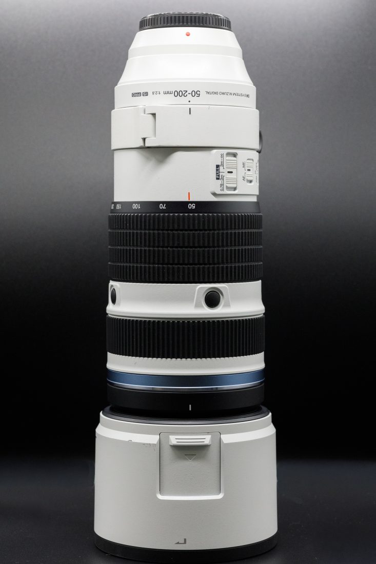 M.ZUIKO DIGITAL ED 50-200mm F2.8 IS PROの全体写真。縦
