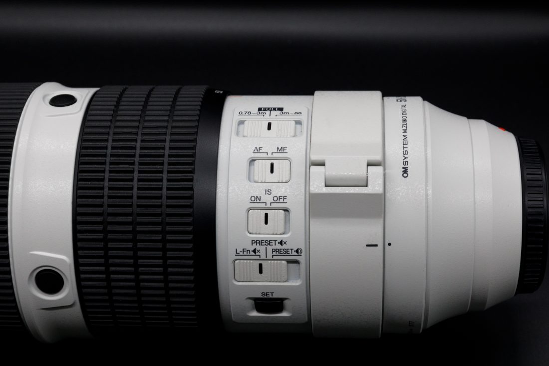 M.ZUIKO DIGITAL ED 50-200mm F2.8 IS PROのスイッチ類を拡大した写真