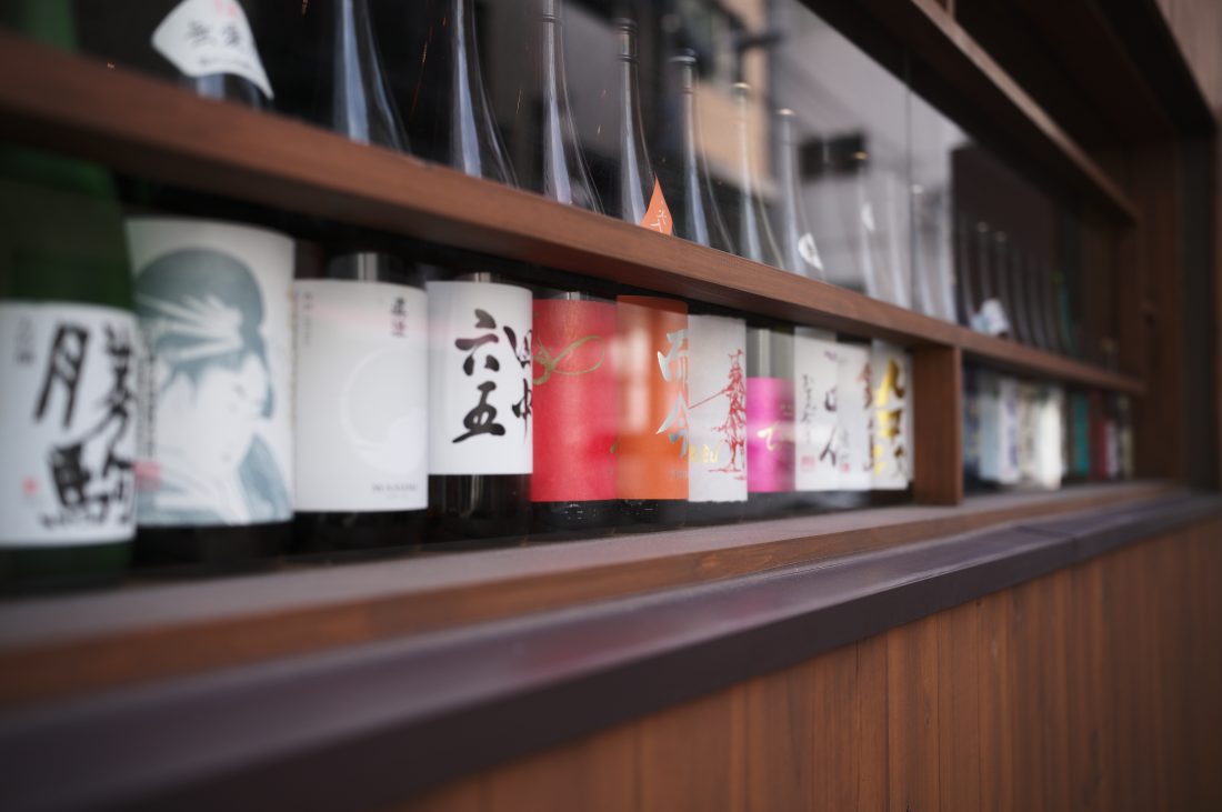 Leica M11-PとアポズミクロンM35mm F2.0 ASPHで撮影したお店の酒瓶が並べられているスナップ写真