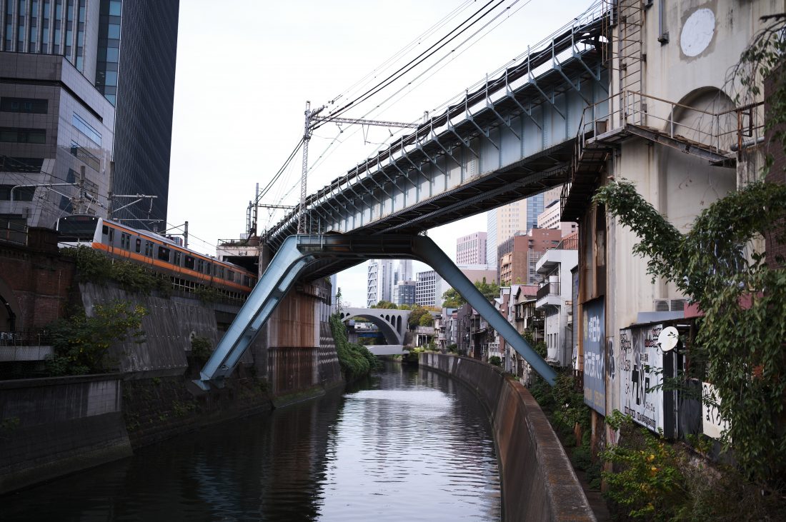 Leica M11-PとアポズミクロンM35mm F2.0 ASPHで撮影した陸橋と川と電車の写る風景写真。