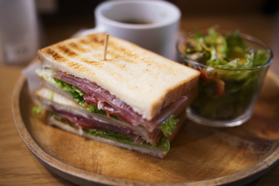 カフェでLeica M11-PとアポズミクロンM35mm F2.0 ASPHを使用して撮影したサンドイッチのテーブルフォト