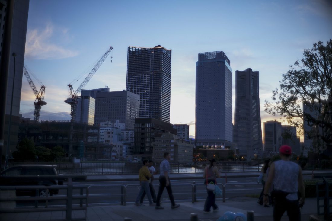 Leica M11とズミルックス M35mm F1.4 11301で撮影した夕方のビル街の写真