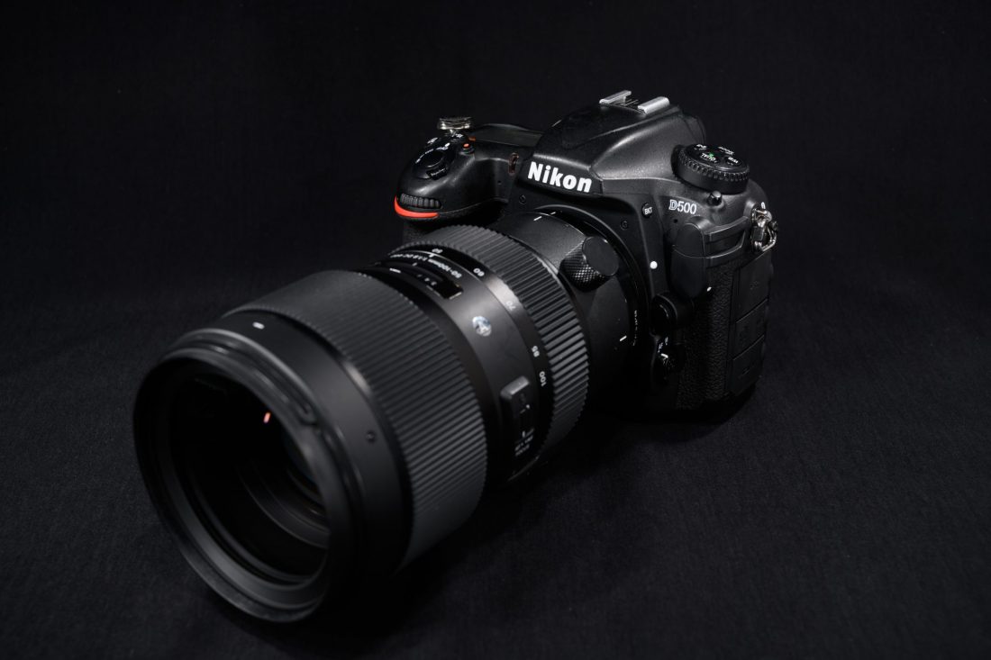 Nikon D500にSIGMA Art 50-100mm F1.8 DC HSMを装着した様子