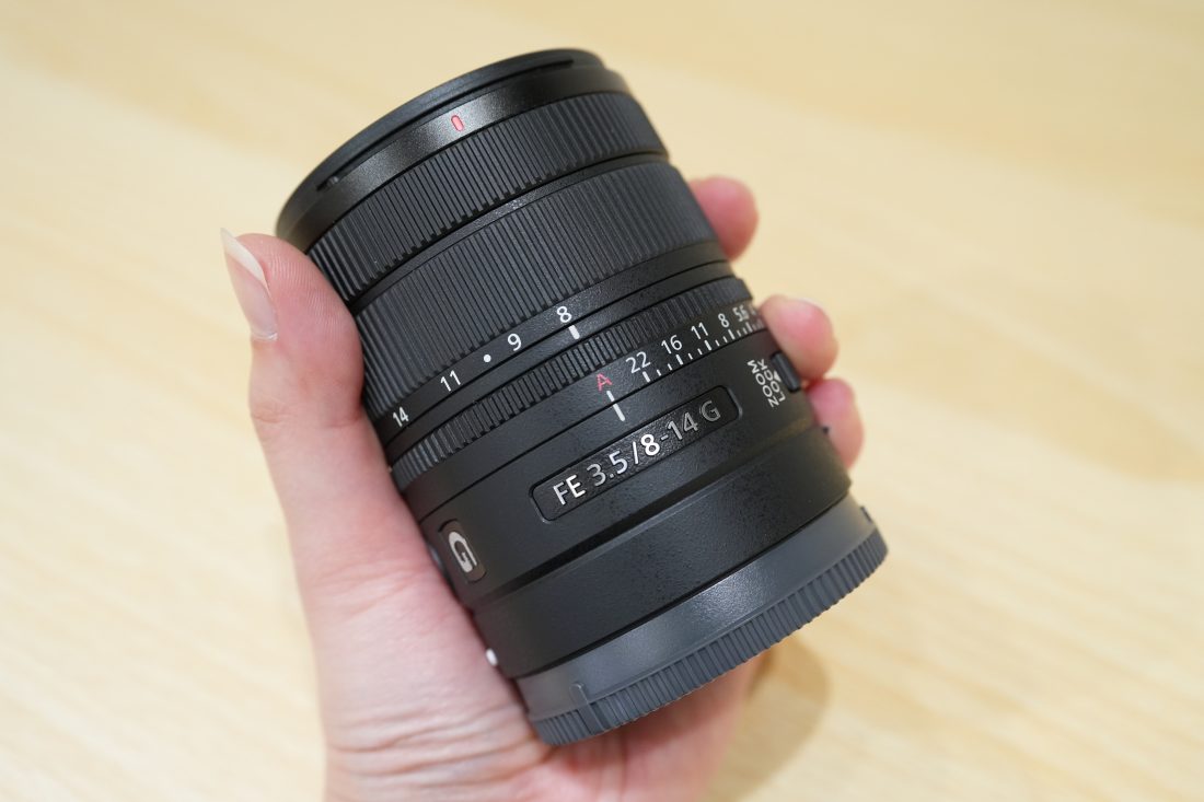 FE 8-14mm F3.5 Fisheye G SEL814Gを片手で持っている写真