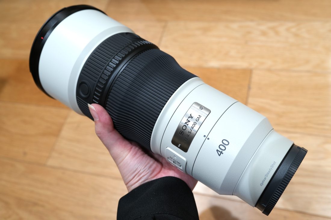 FE 400mm F4.5 GM OSS SEL400F45GMを片手で持っている写真。