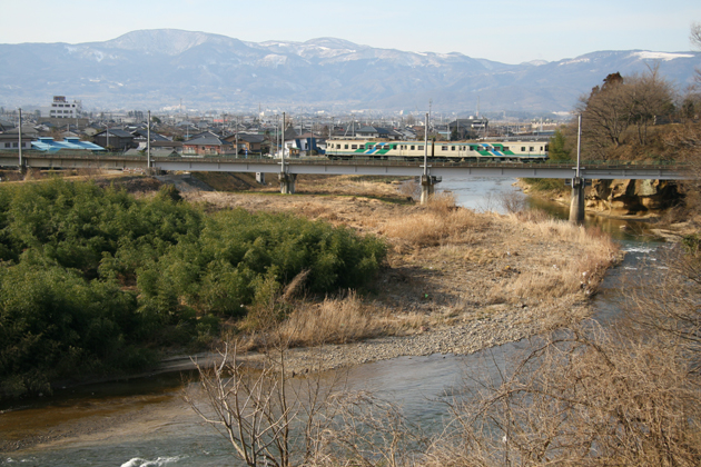 半田山を背に