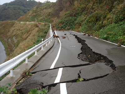 海岸線の土砂崩れ